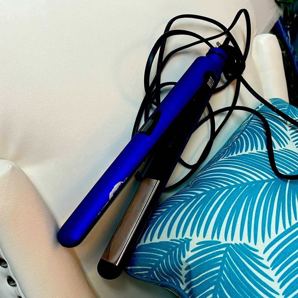 Hot Tools titanium straightener. Great working a little cosmetic damage.